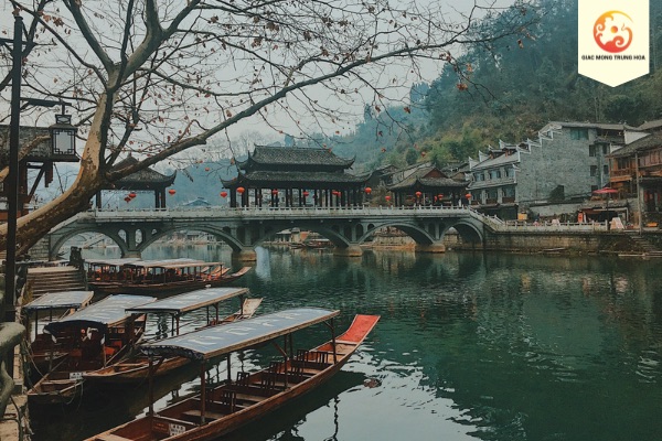 Chụp ảnh ở Phượng Hoàng Cổ Trấn