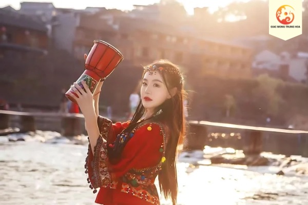 Chụp hình tại Phượng Hoàng Cổ Trấn