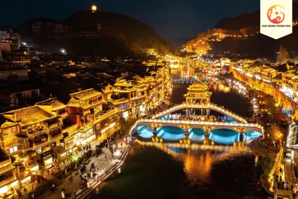 Chụp ảnh ở Phượng Hoàng Cổ Trấn