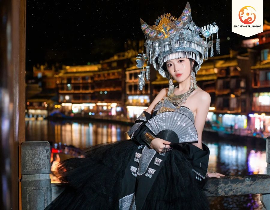 Chụp ảnh ở Phượng Hoàng Cổ Trấn