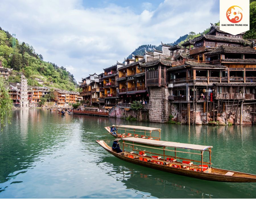 Phượng Hoàng Cổ Trấn